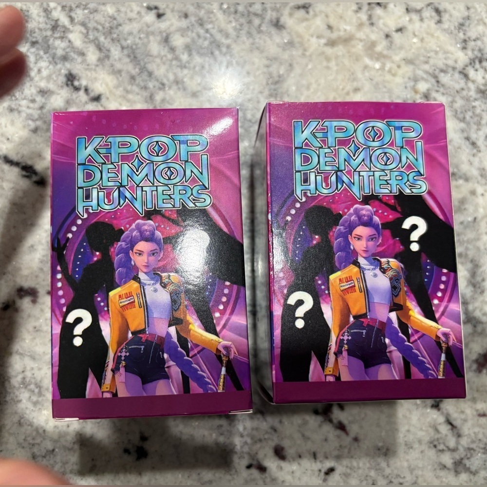 K-Pop Demon Hunters Collectible Figure 
surprise box 2 including